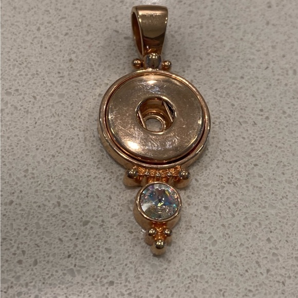 Magnolia and vine rose gold coloured metal pendant for snap jewelry - Picture 2 of 2